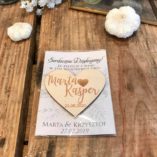 magnes drewno serce na podkladce