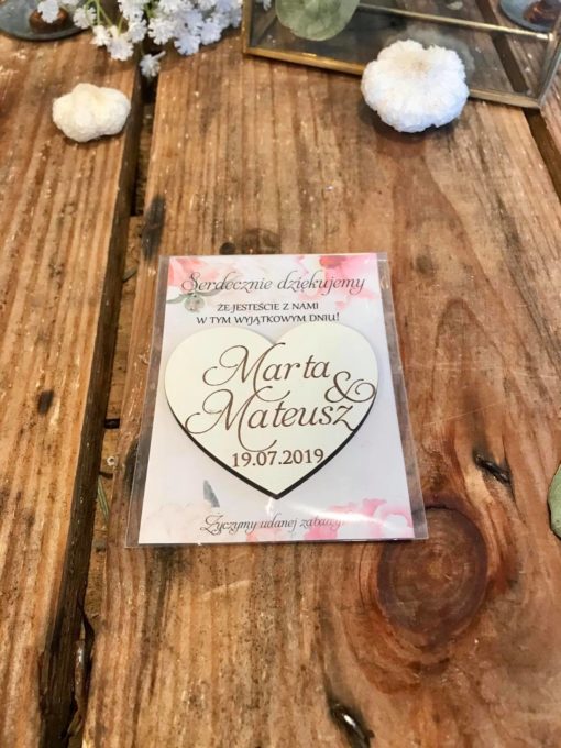 magnes drewno serce na podkladce2