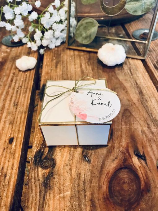 pudeleczko biale zloty brzeg sznureczek